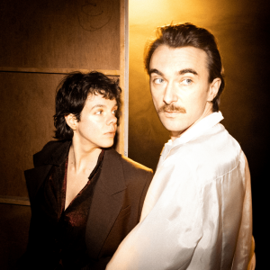 THE SHOW GOES ON - STEL (première)